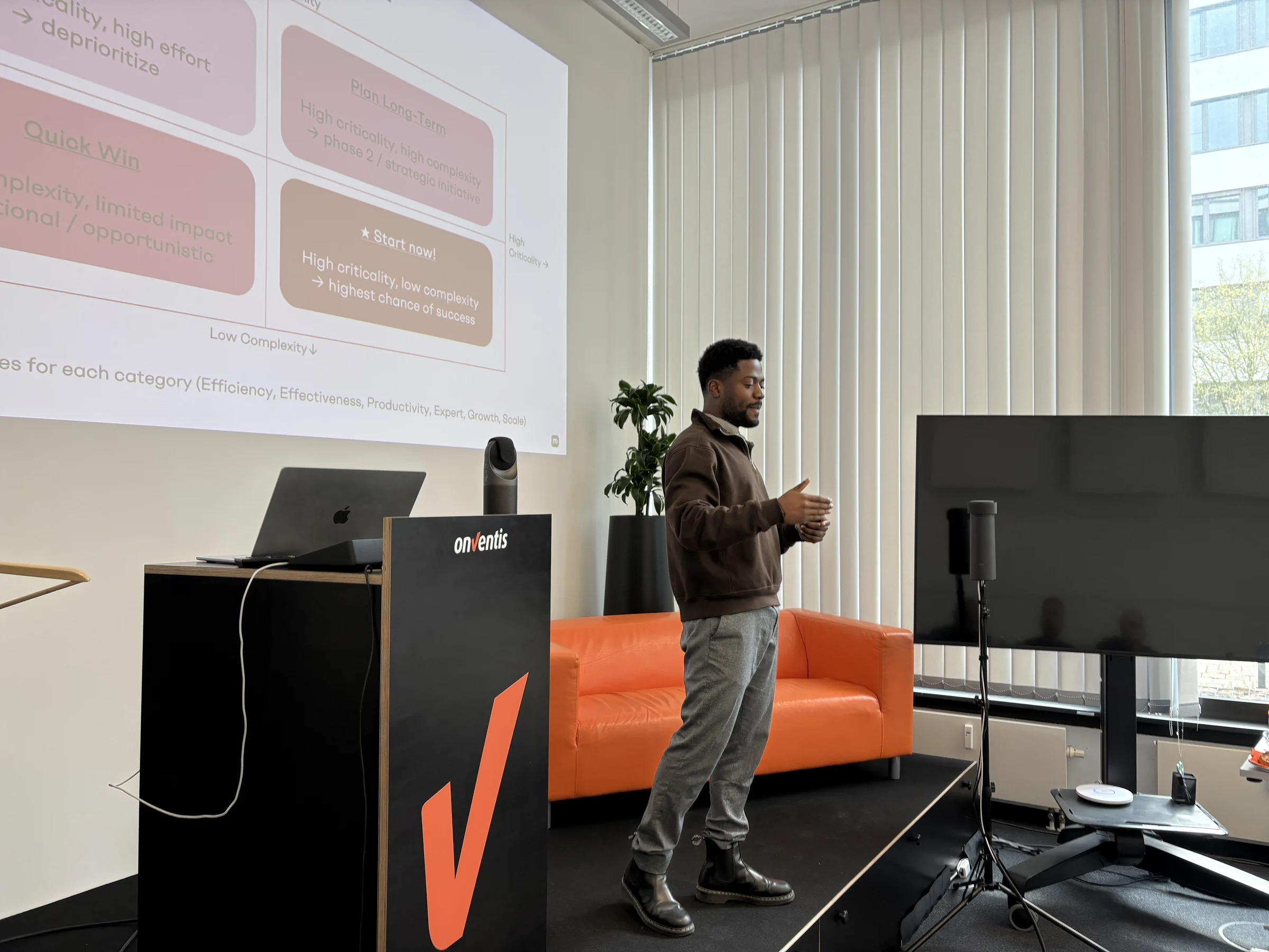Teilnehmende arbeiten im Onventis Hackathon Workshop 2026 zusammen