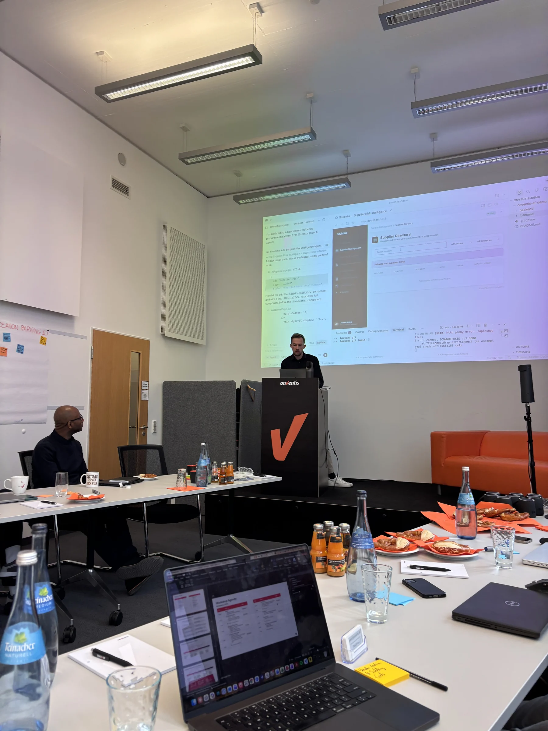 Teilnehmende arbeiten im Onventis Hackathon Workshop 2026 zusammen
