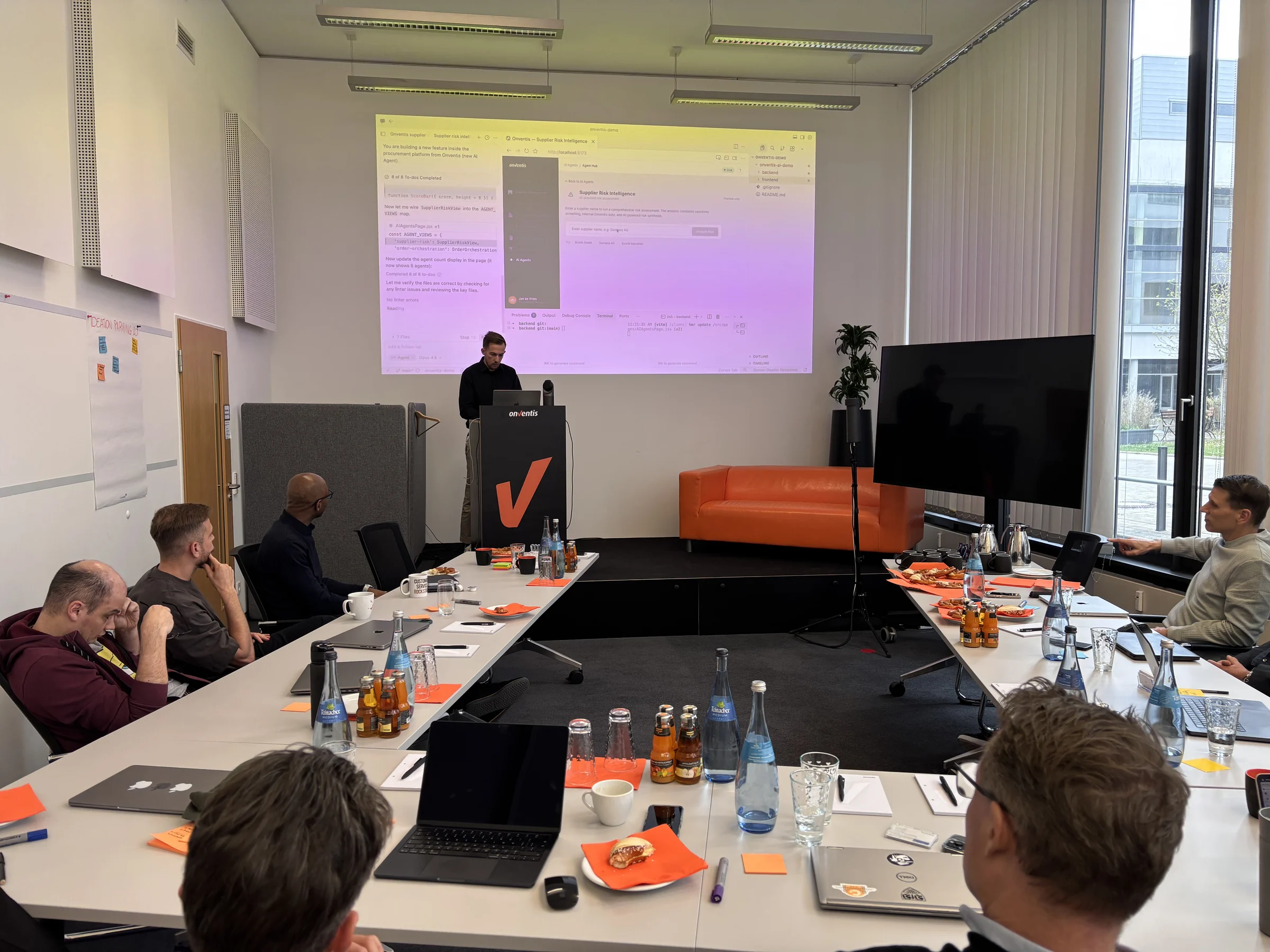 Teilnehmende arbeiten im Onventis Hackathon Workshop 2026 zusammen