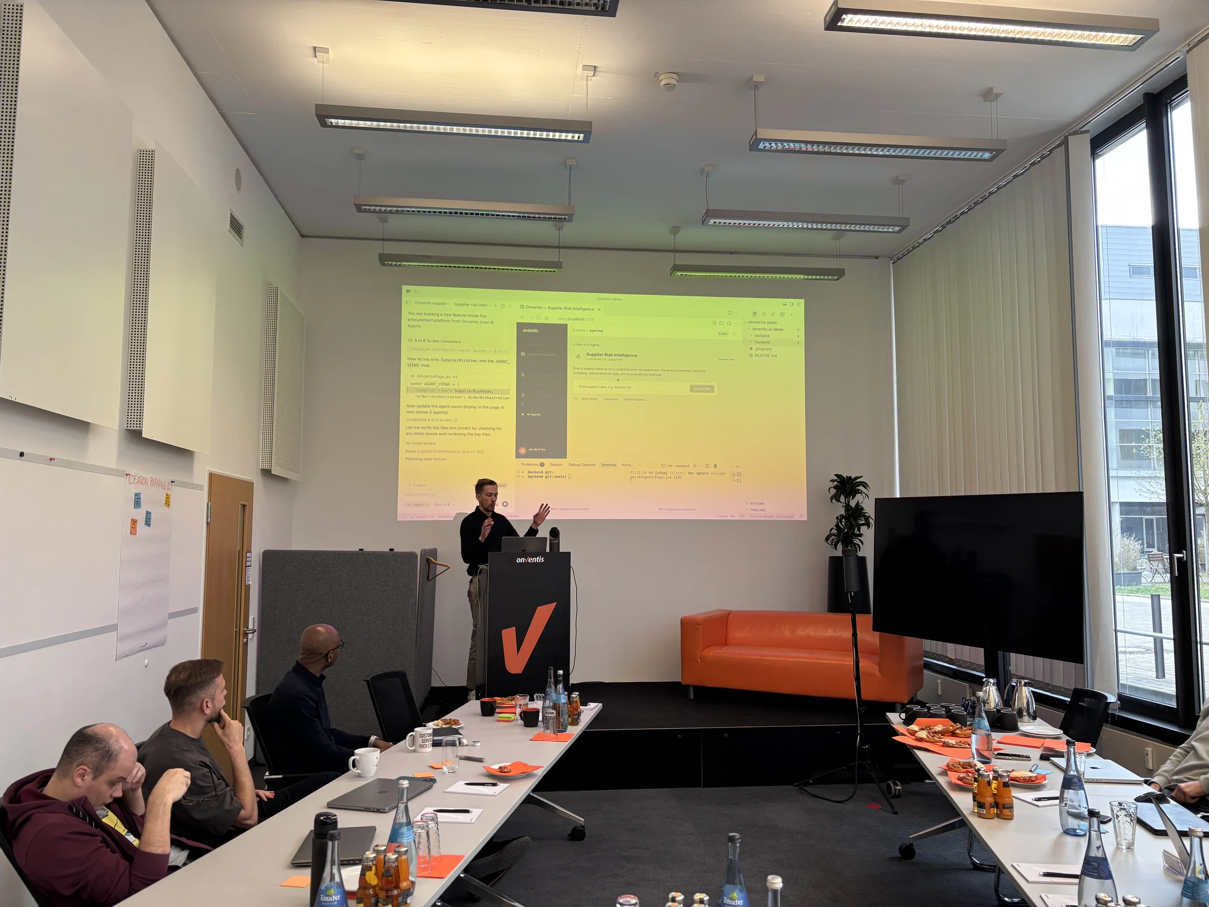 Teilnehmende arbeiten im Onventis Hackathon Workshop 2026 zusammen